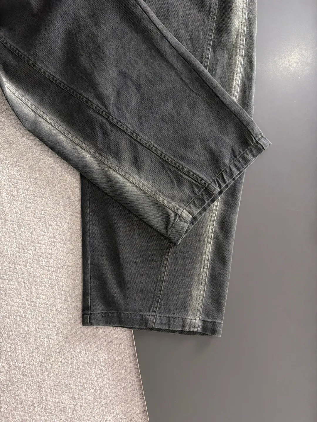 Next day shipment P195 Balenciaga High Quality 2026 Autumn and Winter New Arrival elastic band casual pants, counter-customized fabrics, Breathable, high comfort, impeccable details, brand element design concept, reflecting high quality. It feels delicate and soft! It presents a casual cut and the upper body shape is great! Sizes:S-3XL